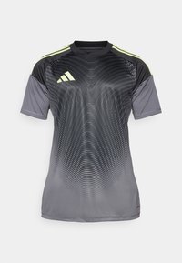 T-shirt de sport à manches courtes en gris foncé avec un motif en spirale, fabriqué en tissu qui évacue l'humidité. Comprend des accents verts fluo et un col noir.