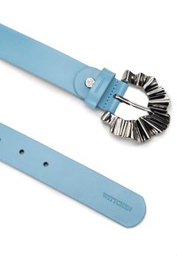Cinturón de cuero azul claro con hebilla de metal plateado con volantes. La correa tiene agujeros para ajustes y una marca en relieve.