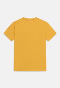 Κοντομάνικο μπλουζάκι σε απλό μουσταρδί χρώμα με λαιμόκοψη στρόγγυλη, εμφανιζόμενο από πίσω με φόντο λευκό.