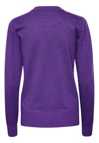 Lila stickad tröja med rund halsringning och lång ärm. Har ribbade manschetter och fåll. Mjuk textur, slät yta och jämn färg.