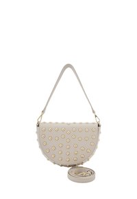 Sac à main synthétique crème arrondi avec des clous dorés, bandoulière réglable et texture lisse. Présente une forme en croissant et des accessoires métalliques.