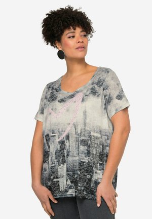 T-shirt à manches courtes gris avec un imprimé paysage urbain, featuring un design à pois roses. Fabriqué en tissu léger avec une coupe décontractée.