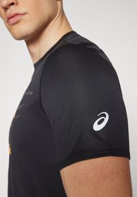 ASICS FUJITRAIL LOGO TOP - Camiseta estampada - performance black/oatmeal/mantle green