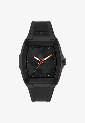 Czarny analogowy zegarek z kwadratową kopertą, teksturowanym czarnym cyferblatem, pomarańczowymi i białymi wskazówkami oraz czarnym gumowym paskiem. Logo wyświetlone na cyferblacie.