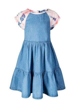 Denimklänning med korta ärmar; ljusblå kjol med ett lager-på-lager-design, medan överdelen har ett tie-dye-mönster i rosa och vitt.