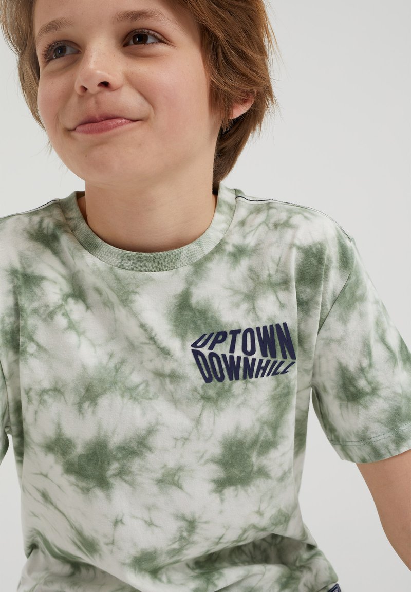 Kinder T-Shirts | WE Fashion T-SHIRT TIEDYE T-Shirt print green/grün - CQ24358 Kinder T-Shirts | WE Fashion T-SHIRT TIEDYE T-Shirt print green/grün - CQ24358