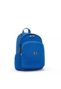 Blå tygryggsäck med rundad form, dubbel dragkedjestängning, framfickan, sidoficka i mesh och ett handtag på toppen för bärande.