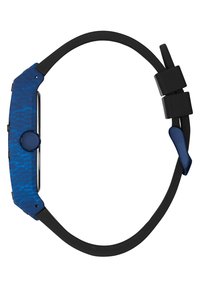 Reloj con patrón azul, con una caja rectangular, correa de goma negra y un botón redondo azul; diseño ligero adecuado para un uso casual.