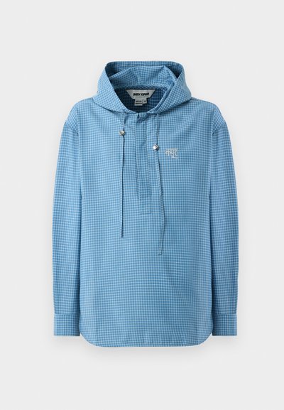 Jasnoniebieska koszula z kapturem w kratkę, z regulowanym sznurkiem, długimi rękawami i małym logo na piersi.