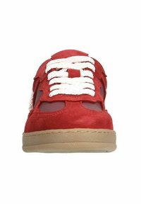 Rode suède sneaker met witte veters, voorzien van uitsparingen en een beige rubberen zool. Textuur bovenkant en zichtbare gestikte details.