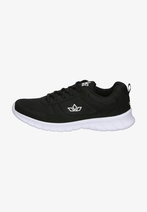 Schwarzer Sportschuh aus strukturiertem Stoff mit weißer Sohle, mit runder Zehenpartie, Schnürverschluss vorne und Logodetail an der Seite.