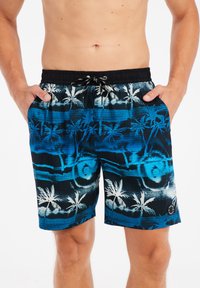 Zwemshorts van zwart materiaal met blauwe abstracte patronen en witte palmbomen. Voorzien van een elastische tailleband met trekkoord en zijzakken.