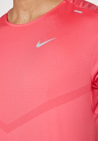 Nike Performance RISE - Camiseta deportiva - aster pink/reflective silver