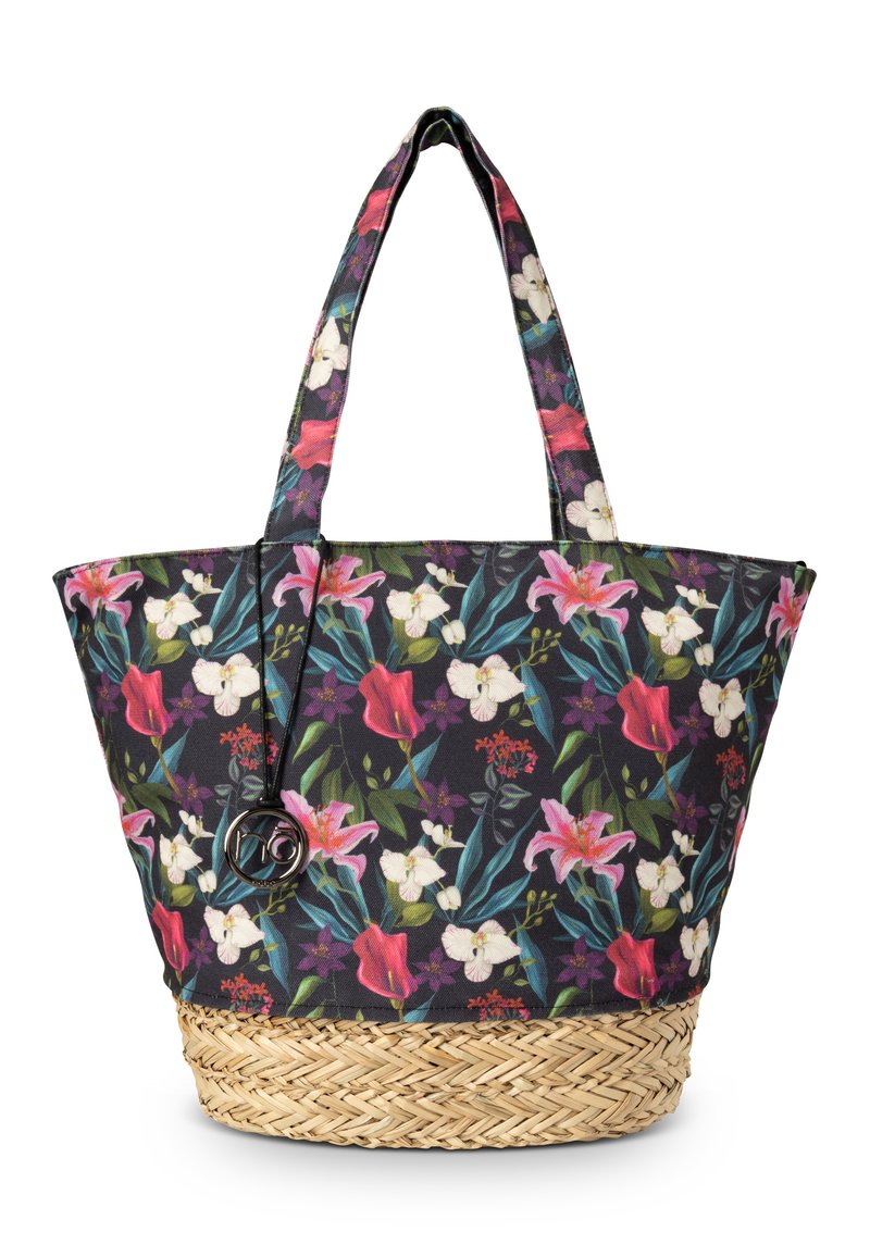 Bloemen tote bag in donkere stof met roze en witte bloemen, geweven rieten basis, dubbele handgrepen en decoratief rond embleem.