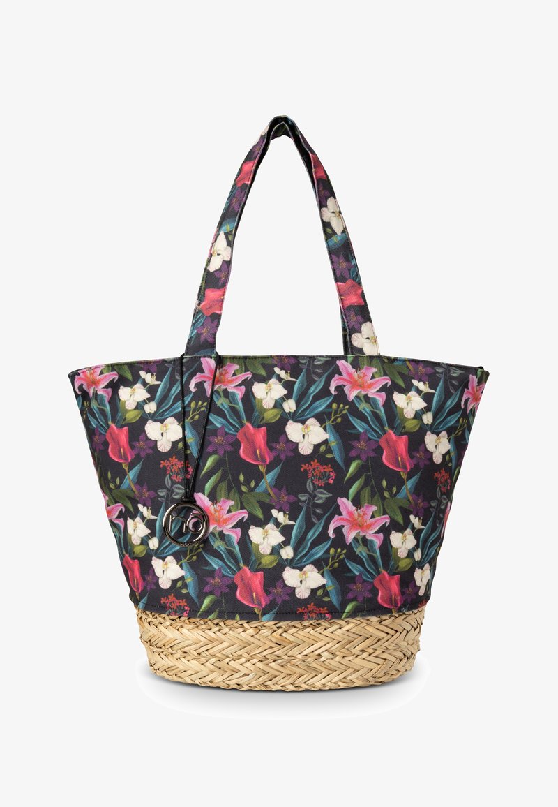Bloemen tote bag in donkere stof met roze en witte bloemen, geweven rieten basis, dubbele handgrepen en decoratief rond embleem.