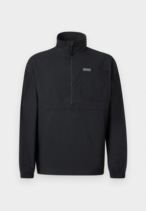 Jersey negro de manga larga con media cremallera, cuello alto, bolsillo en el pecho, puños elásticos y pequeña etiqueta con logo en el bolsillo.