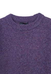Maglione viola lavorato a maglia con scollatura a girocollo e dettagli a costine. Texture morbida con una miscela di tonalità di viola più chiare e più scure.