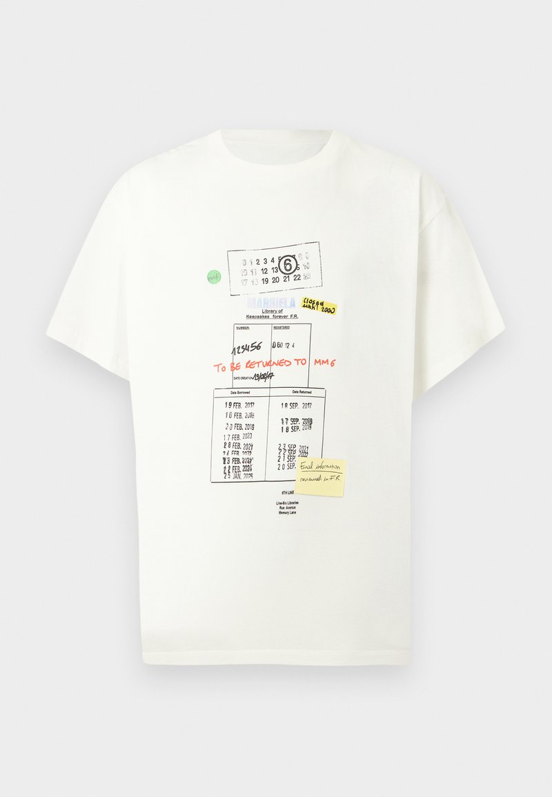 Camiseta blanca de manga corta con diseño impreso de tarjeta de biblioteca en negro y colores, y notas manuscritas en el centro frontal.