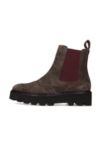 Botín Chelsea de ante marrón con panel lateral elástico burdeos, puntera redonda, detalles de brogue, asa y suela gruesa de tracción negra.