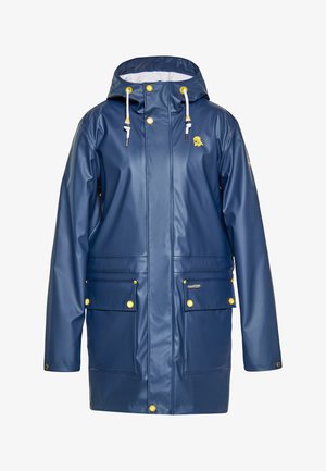 Marineblauwe waterdichte regenjas met een capuchon, gele hardware-accenten, meerdere voorzakken en een soepele, glanzende textuur.