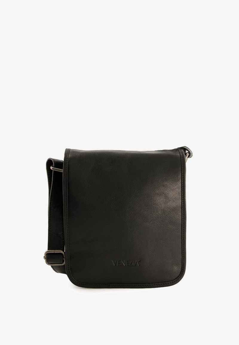 Schwarze Ledermessenger-Tasche mit glatter Textur, Klappenverschluss, verstellbarem Träger und eingeprägtem Logo. Kompakte rechteckige Form.