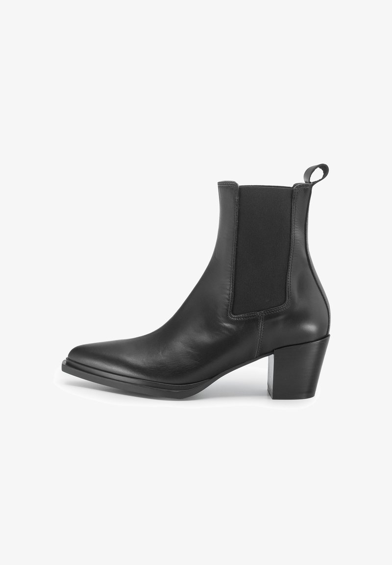 Stivaletto in pelle nera con pannelli laterali elasticizzati, punta affilata e tacco spesso. Presenta un comodo pull tab sul retro per indossarlo facilmente.