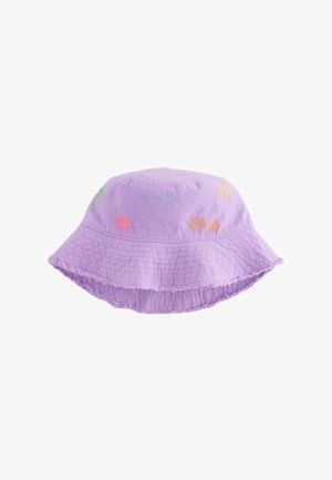 Sombrero tipo cubo de color púrpura claro con diseños bordados de sol, olas, estrellas, flor y palmera alrededor del borde.