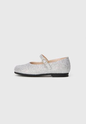 Silberne Glitzer-Mary-Jane-Schuhe mit runder Zehe, verstellbarem Riemen und niedrigem schwarzen Absatz. Glattes Innenmaterial mit strukturiertem äußeren Material.