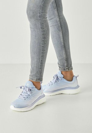 Hellblaue Sportschuhe mit Mesh-Obermaterial und geschwungenem Design; weiße Sohle; flache Schnürsenkel; dezentes Wellenmuster an der Seite.