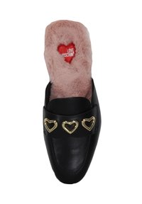 Scarpa nera in pelle senza lacci con fodera in pelliccia sintetica, caratterizzata da tre accenti dorati a forma di cuore sulla fascia e una soletta con logo a forma di cuore rosso.