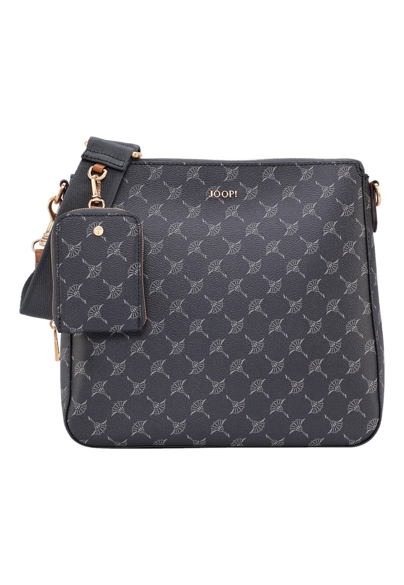 Borsa sintetica nera con un motivo grigio chiaro ripetuto, inclusa una piccola pochette rimovibile. Presenta dettagli in metallo dorato e una tracolla regolabile.