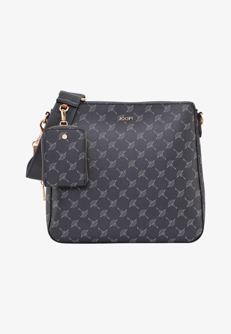 Borsa sintetica nera con un motivo grigio chiaro ripetuto, inclusa una piccola pochette rimovibile. Presenta dettagli in metallo dorato e una tracolla regolabile.