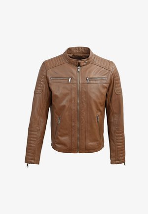 Bruine leren motorjack met gewatteerde schouderaccenten, met ritssluitingen en een staande kraag. Heeft een getailleerd ontwerp en een soepele textuur.