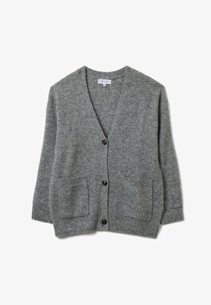 Graue Strickjacke mit V-Ausschnitt, zwei Fronttaschen und dunklen Knöpfen. Die Struktur ist gerippt und verleiht ein gemütliches Aussehen.