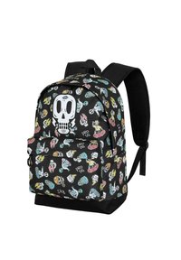 Mochila negra con un gráfico de calavera blanca y coloridos diseños de dibujos animados de skateboarding. Tiene cintas ajustables y un bolsillo delantero.