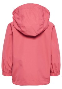 Veste imperméable rose avec une capuche, des poignets élastiques et une texture lisse. Possède un design simple et uni sans fermetures ni poches visibles.