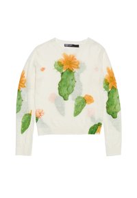 Witte trui met een cactus- en bloemenprint, met groene bladeren en oranje bloemen, gemaakt van zacht, lichtgewicht materiaal. Rond de hals ontwerp.