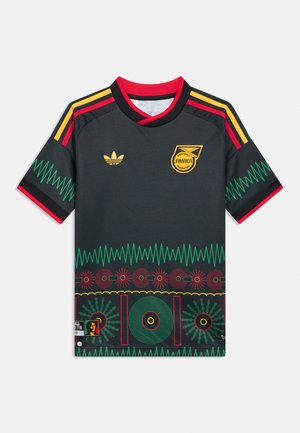 Sort trøje med røde og gyldne striber, grøn og rød mønstret kant, med et gult logo fra Jamaica Football Federation og Adidas-mærkning.