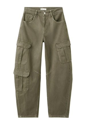 Pantaloni cargo verde oliva con multiple tasche con pattina, gamba dritta, passanti per cintura e chiusura con bottone in vita.