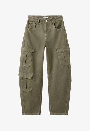Pantaloni cargo verde oliva con multiple tasche con pattina, gamba dritta, passanti per cintura e chiusura con bottone in vita.