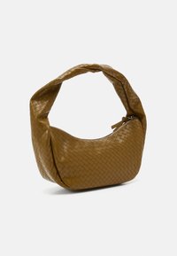 Bolso tejido marrón con asa curva acolchada y cierre de cremallera. Presenta una superficie texturizada con un patrón geométrico.