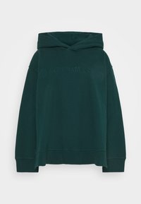 Mörkgrön hoodie med en framficka i kangurustil, något oversized design och präglad textlogotyp på bröstet. Mjuk tygkvalitet, muddar på ärmarna.