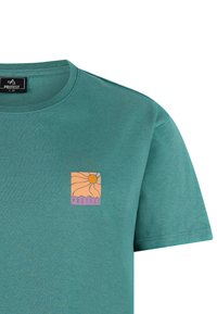 Lyhythihainen teal-värinen T-paita, jossa on pieni neliönmuotoinen rintakuva, jossa on oranssi aurinko aaltoilevien viivojen päällä ja alla violettina sana "PROTEST".