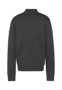 Ciemnoszary sweter z wysokim kołnierzem, długimi rękawami, ściągaczami na mankietach i dole. Charakteryzuje się subtelną fakturą i logo na lewym rękawie.