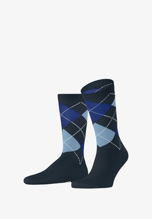 Blaue und marineblaue Socken im Crew-Stil mit einem Diamantmuster aus hellblauen und dunkelblauen Abschnitten, abgerundet mit weißen diagonalen Nähten.
