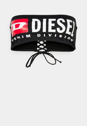 Top nero senza spalline con un grande logo bianco "DIESEL" e dettagli rossi, caratterizzato da lacci sul retro e una texture liscia e lucida.