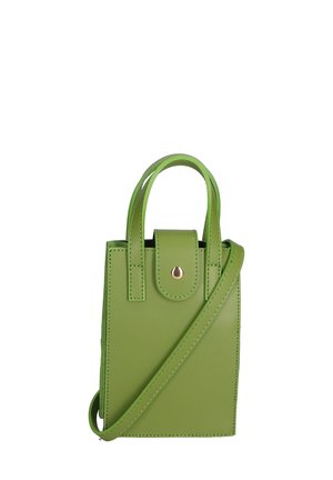 Borsa in faux leather verde con forma rettangolare, manici corti e una lunga tracolla removibile. Presenta una chiusura a pattina e dettagli in oro.