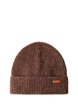Bonnet en maille côtelée marron avec bord-côte replié et petite étiquette de marque en cuir sur fond blanc.