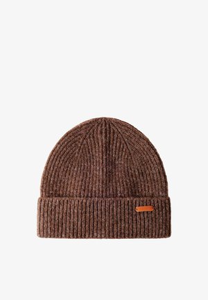 Bonnet en maille côtelée marron avec bord-côte replié et petite étiquette de marque en cuir sur fond blanc.