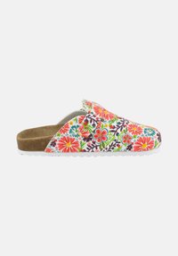 Sabots à motif floral avec une base blanche ornée de fleurs colorées, une semelle intérieure marron et une semelle extérieure blanche texturée pour une meilleure adhérence.